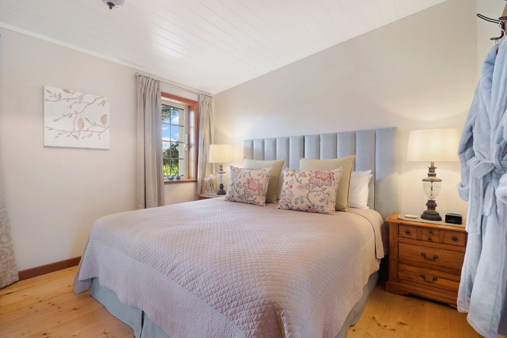 Stonewell Cottages Vineyards Cupids Bedroom 8991 Cupids Cottage